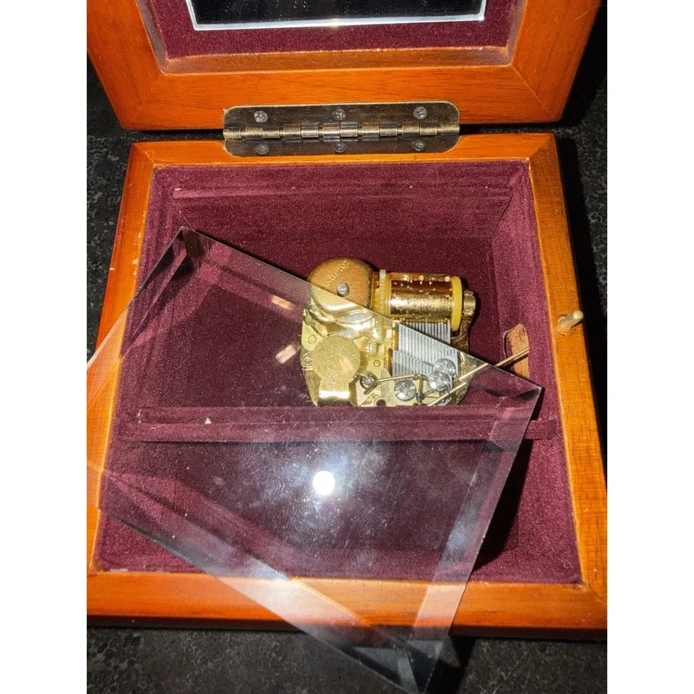 Vtg Wooden Trinket MUSIC Box -Works Scroll, Music Themed- Small‎ Lined